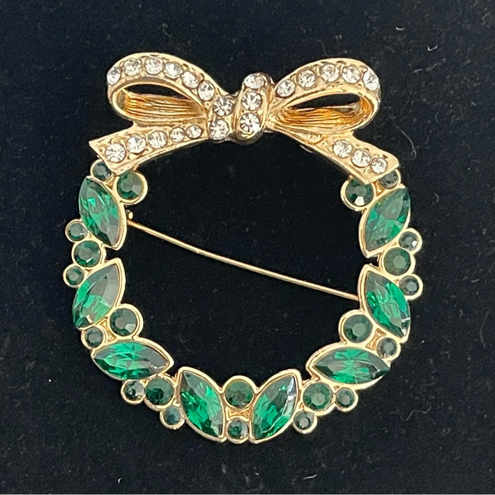 Vintage Holiday Wreath Gold Tone, Green Clear Rhinestone Brooch